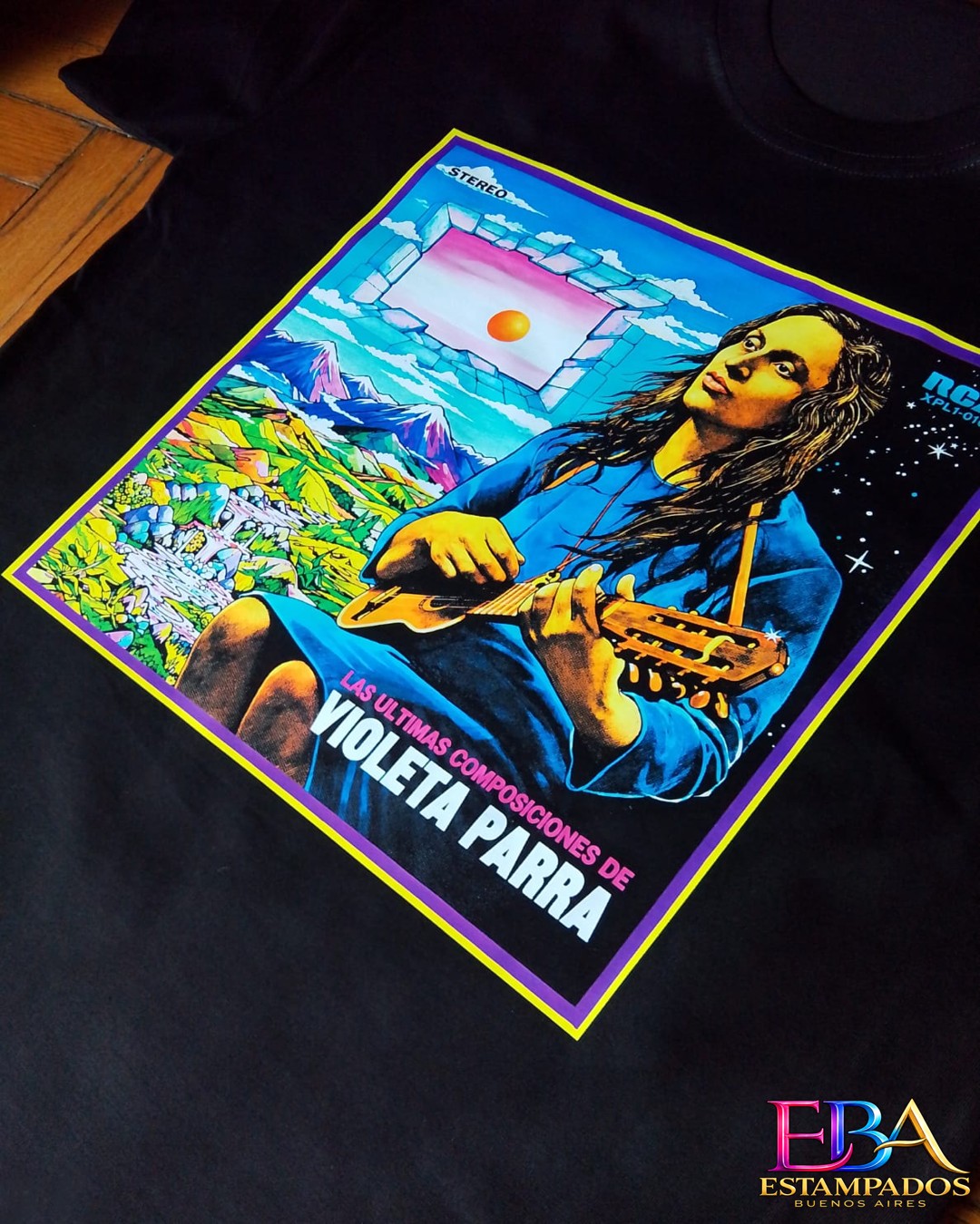 Lámina sobre fondo negro con ilustración de Violeta Parra y su charango