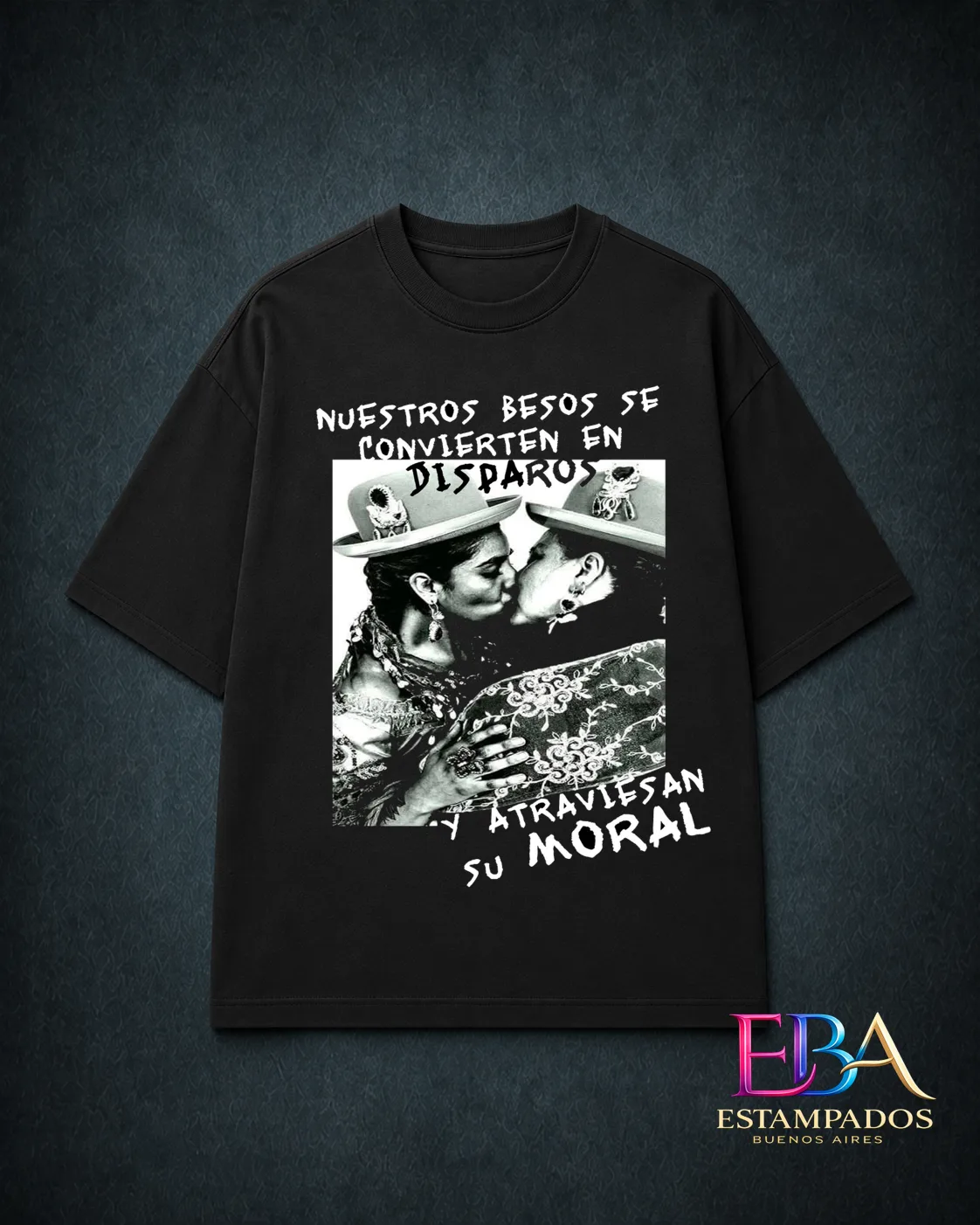 Remera negra con foto en blanco y negro de dos mujeres besándose y la frase Nuestros besos se convierten en disparos