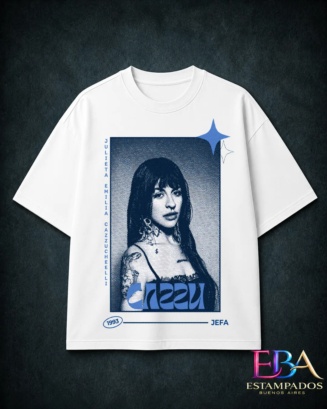 Remera blanca con retrato halftone azul de Cazzu, estrellas y la inscripción JEFA 1993
