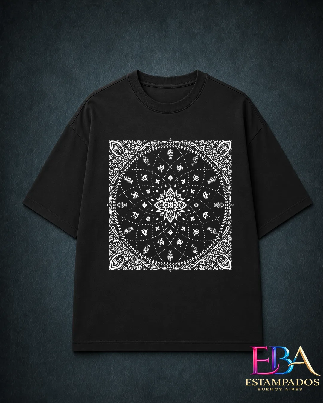 Remera negra con estampado blanco de un pañuelo bandana con mandala y pajaritas