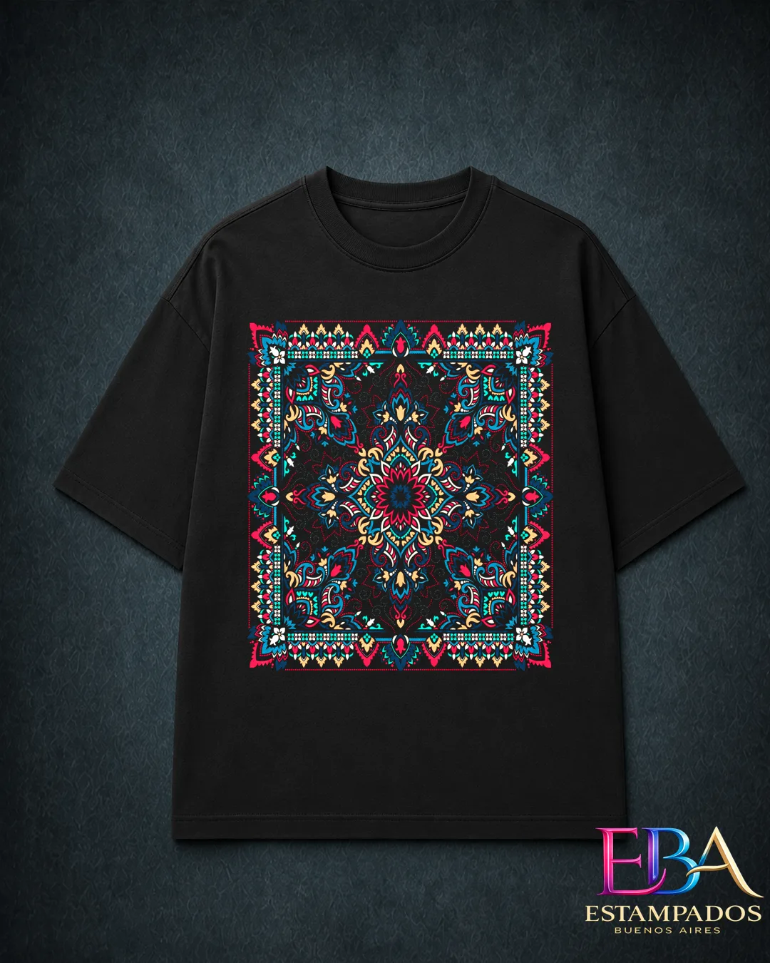 Remera negra con estampado cuadrado de un mandala caleidoscópico en turquesa, rosa, azul y dorado con guardas ornamentales