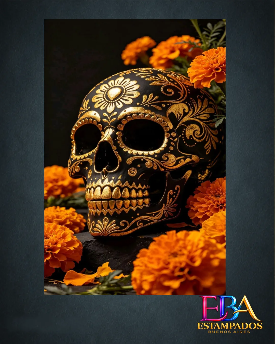 Lámina de una calavera negra decorada en dorado con flores de cempasúchil naranjas sobre fondo oscuro