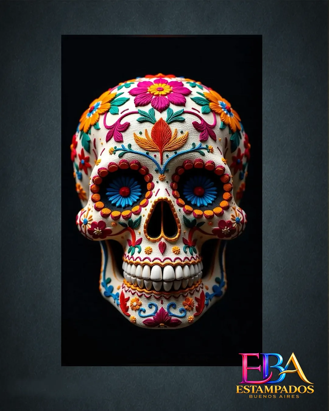 Lámina de una calavera de azúcar blanca con decoración floral y puntos en colores vivos sobre fondo negro