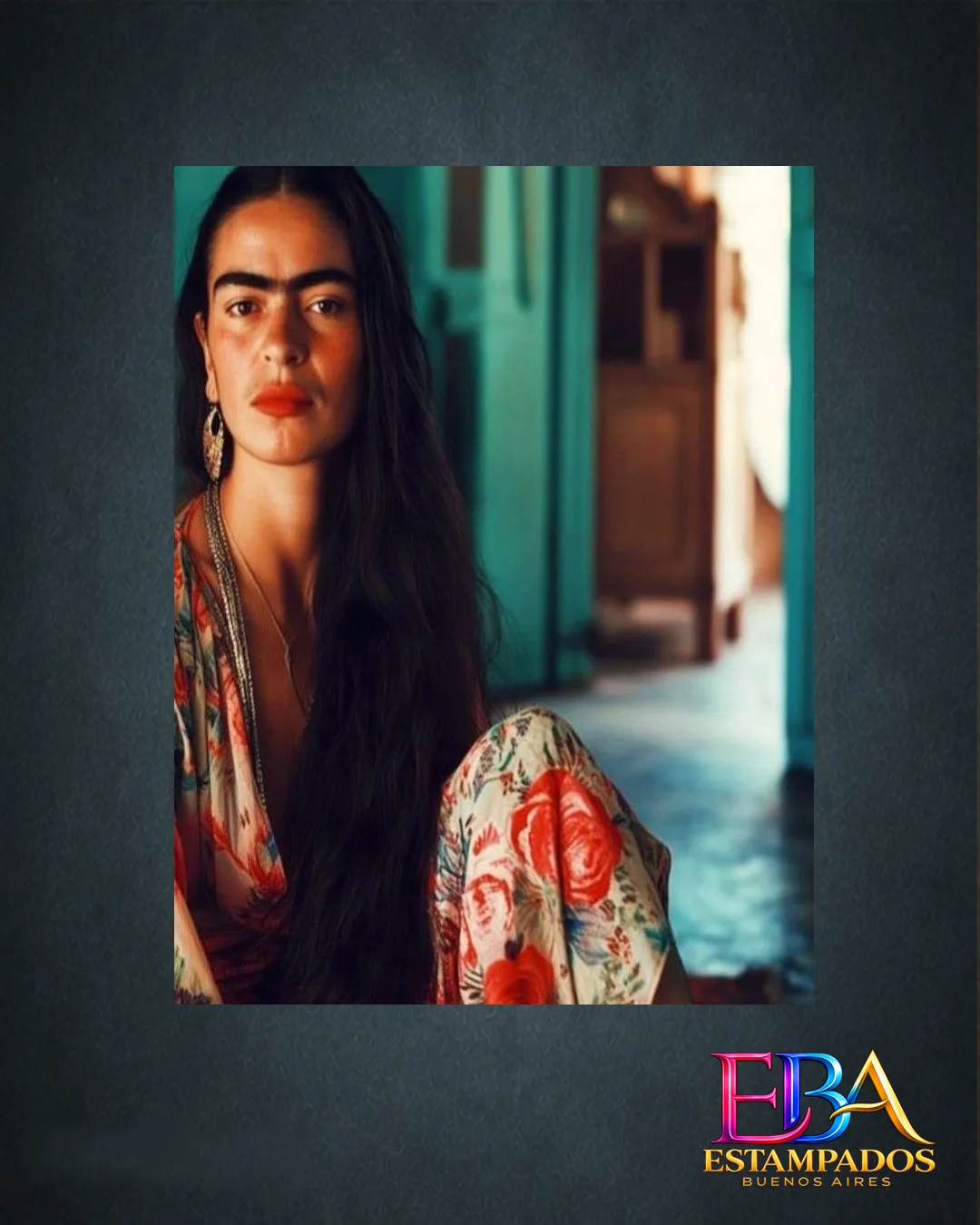 Lámina con retrato de una mujer de cejas unidas, labios rojos y vestido floreado, estilo Frida Kahlo