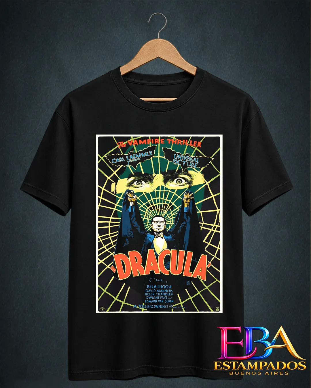 Remera negra con afiche vintage de la película Drácula de 1931, con Bela Lugosi y telaraña amarilla