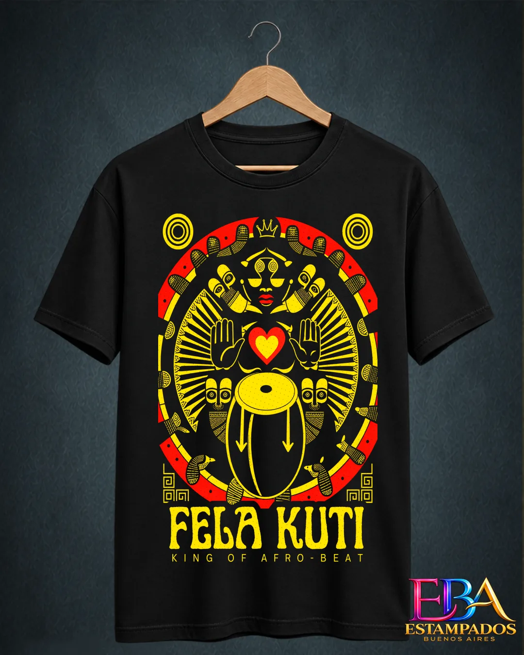 Remera negra con gráfica circular amarilla y roja de Fela Kuti y la inscripción King of Afro-Beat