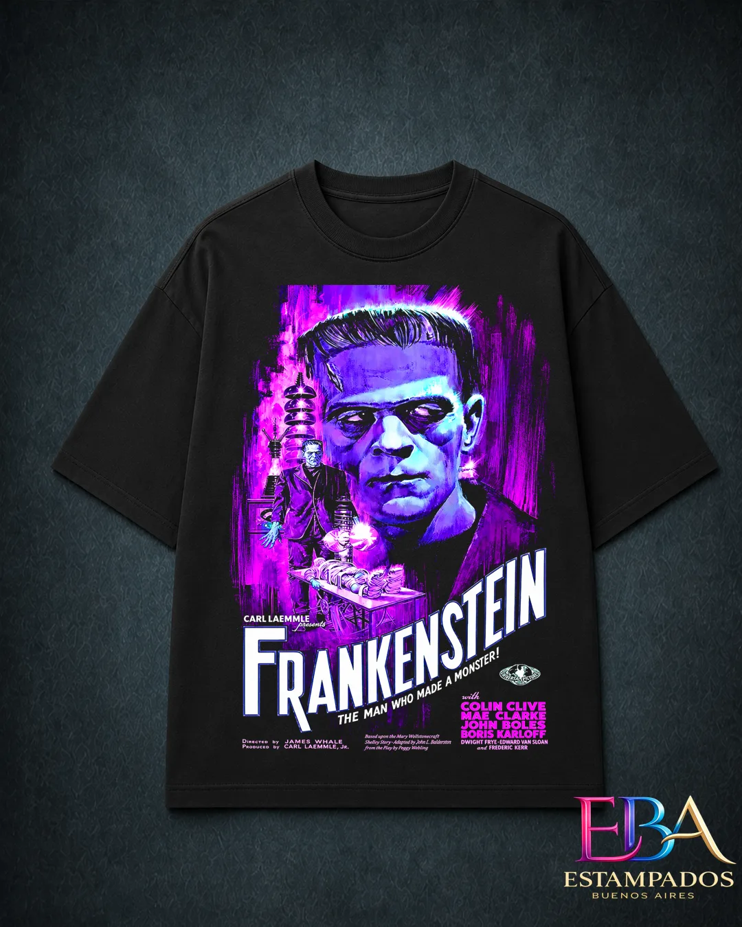 Remera negra con afiche vintage de Frankenstein en tonos violeta y magenta neón