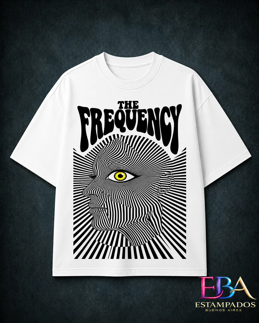 Remera blanca con el mismo diseño de rostro de líneas ópticas, ojo amarillo y la frase The Frequency
