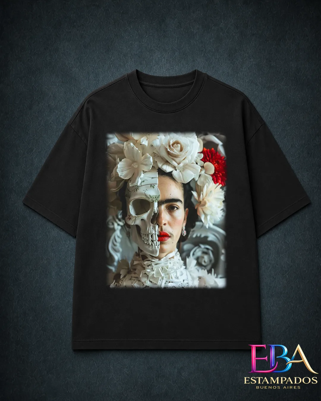 Remera negra con retrato de Frida Kahlo dividido entre su rostro y una calavera de azúcar, rodeado de flores blancas y una flor roja