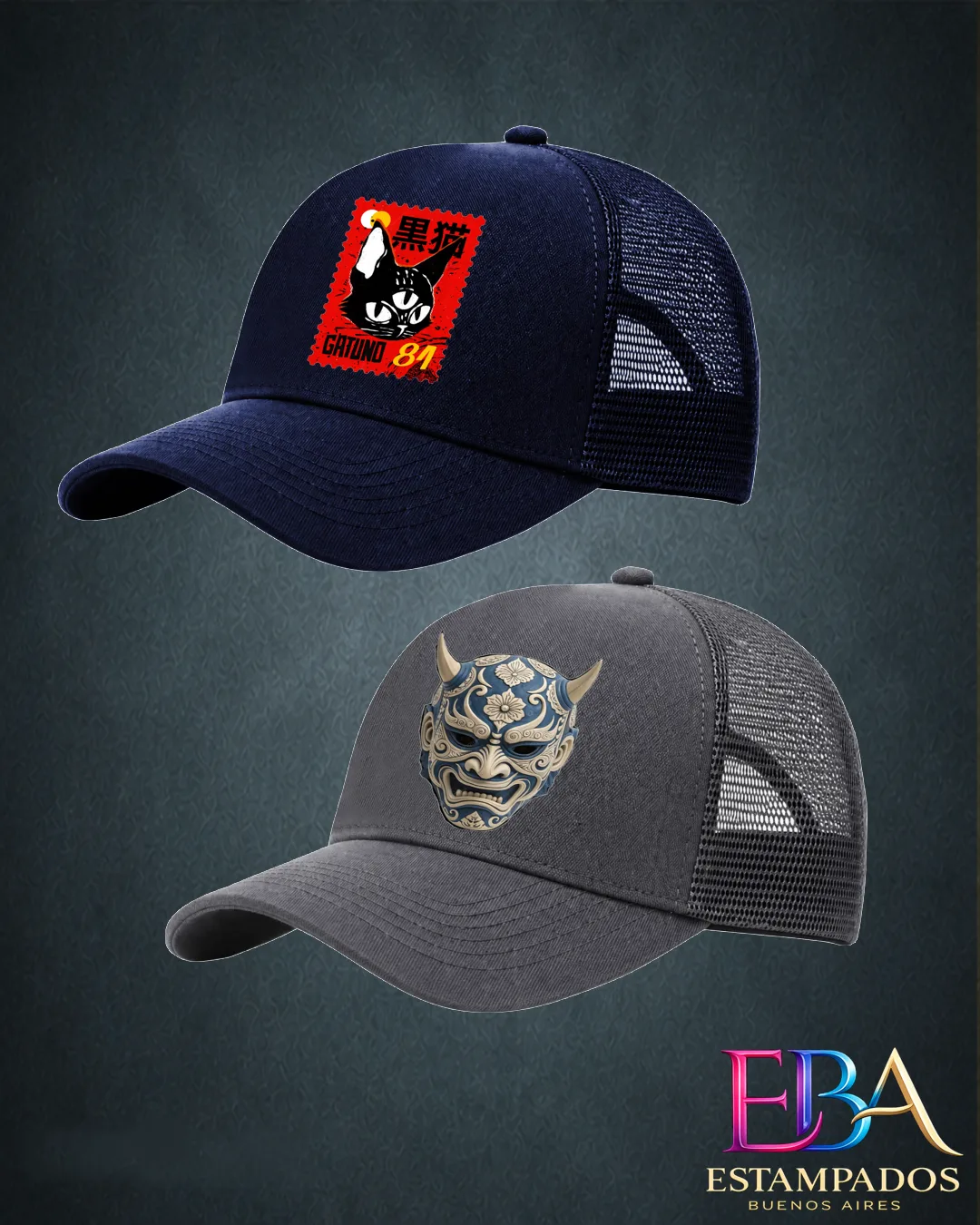 Gorras trucker azul con un gato negro y la inscripción Gatuno 81, y gris con una máscara oni japonesa en dorado