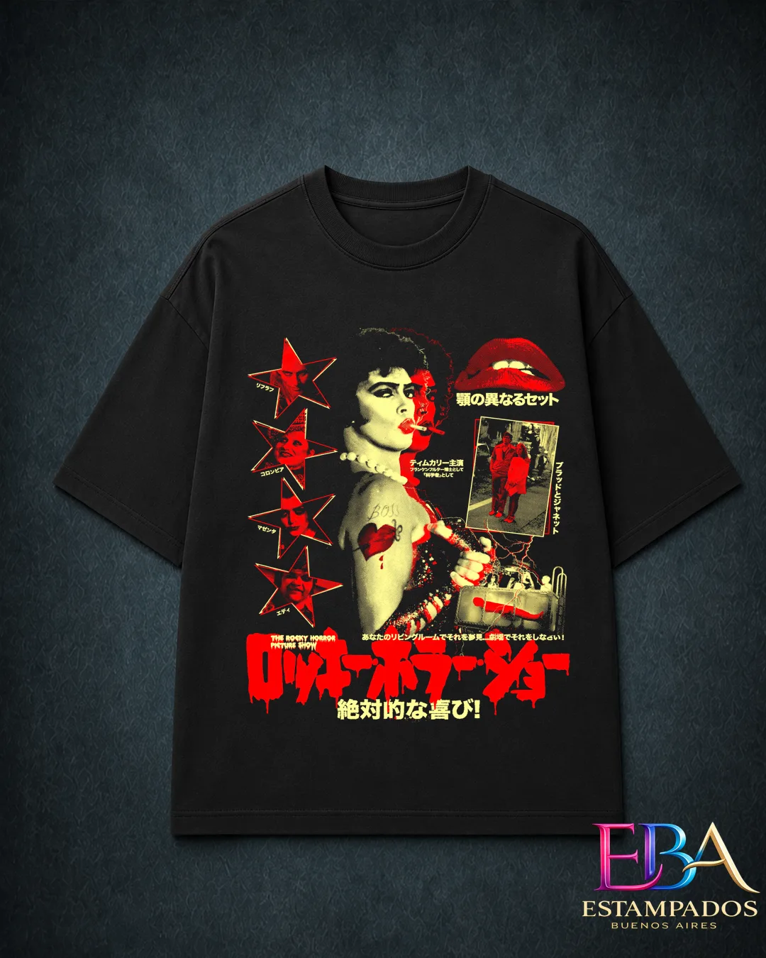 Remera negra con diseño tipo afiche japonés de The Rocky Horror Picture Show, con Dr. Frank-N-Furter, labios rojos y estrellas