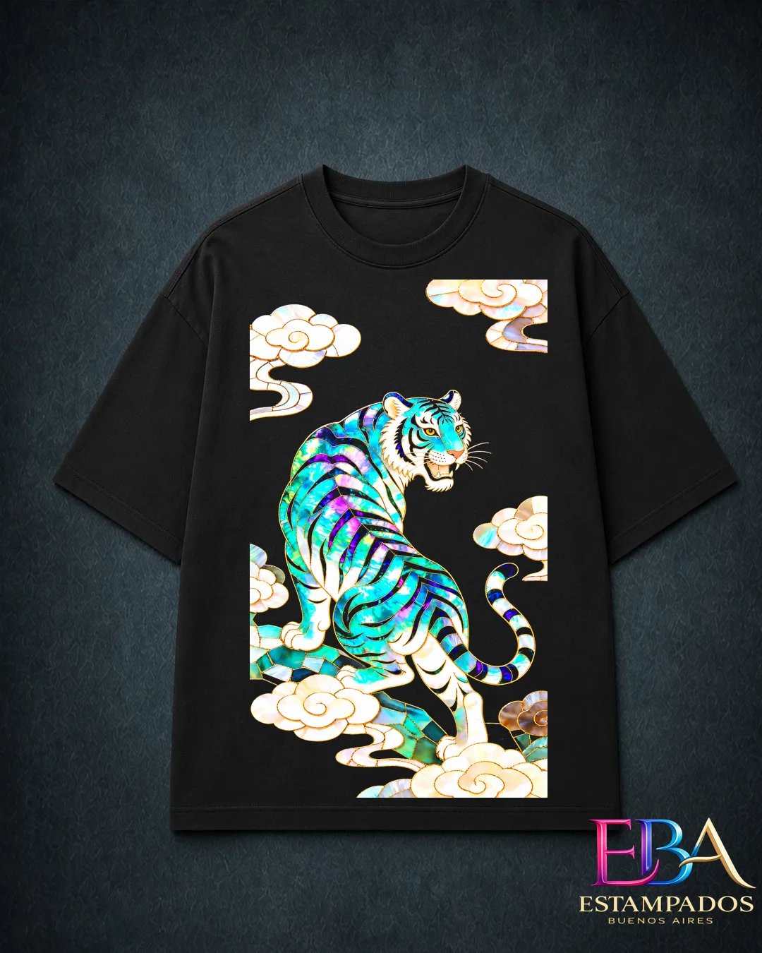 Remera negra con un tigre de rayas tornasol en turquesa y violeta entre nubes orientales nacaradas
