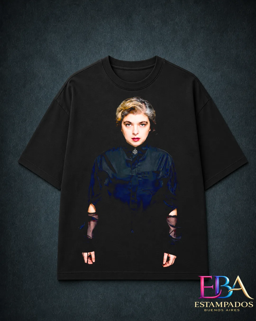Remera negra con retrato de una mujer de labios rojos y cabello rubio, con camisa negra y guantes de encaje