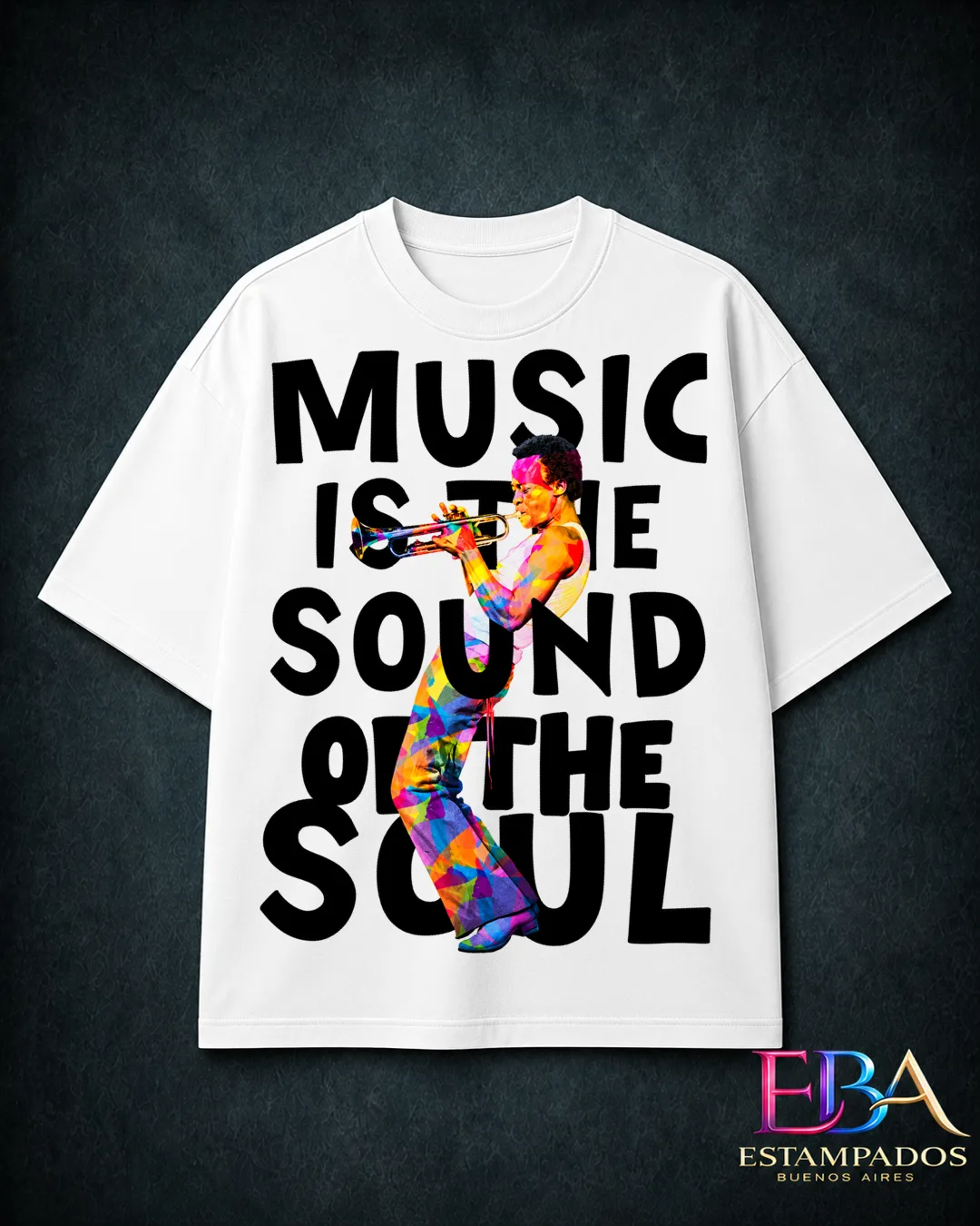 Remera blanca con Miles Davis tocando la trompeta en mosaico multicolor y la frase Music Is the Sound of the Soul