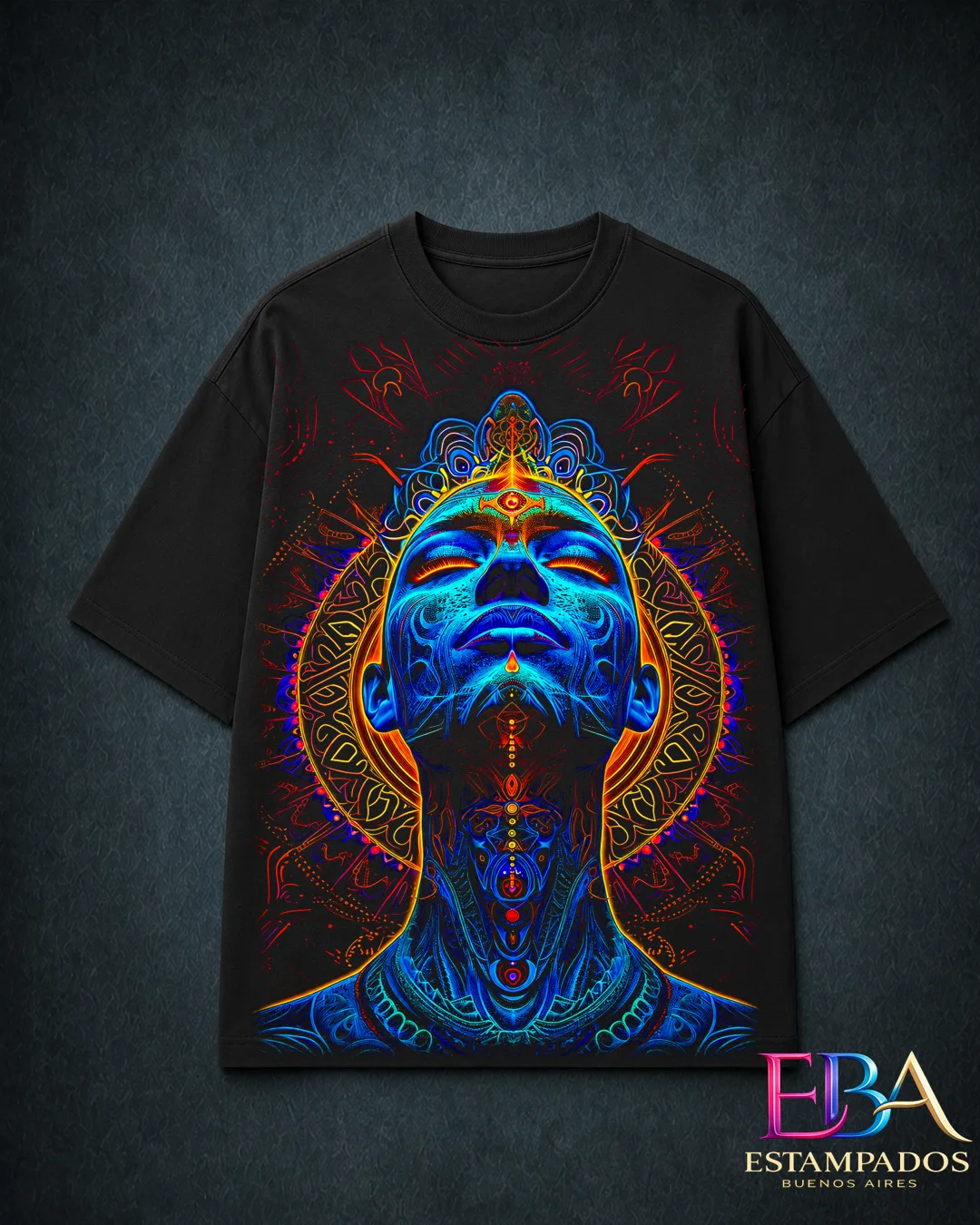 Remera negra con un rostro meditativo iluminado en azul y rojo neón, con corona ornamental, mandalas y símbolos sagrados