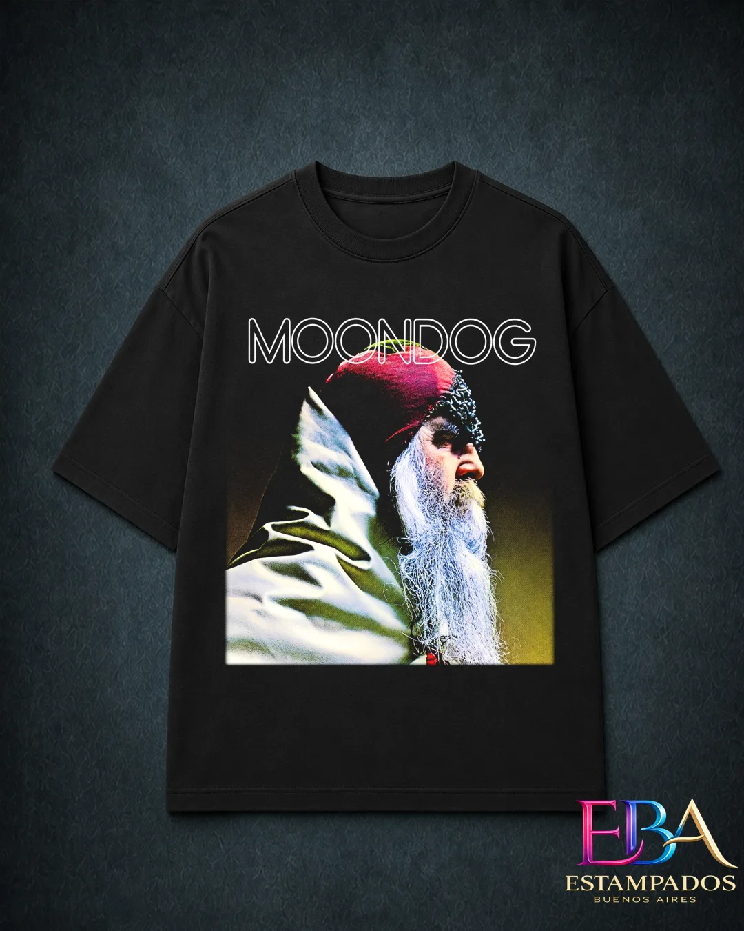 Remera negra con la palabra Moondog y una foto de un hombre de barba blanca y gorro rojo con estampa de calavera