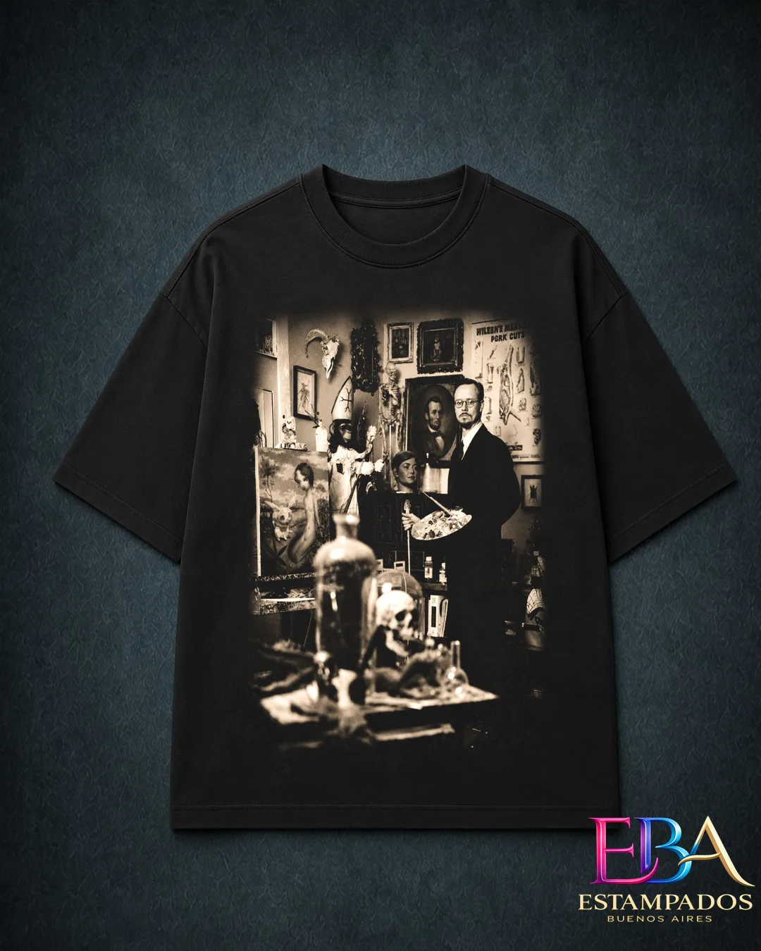 Remera negra con collage fotográfico sepia de un artista de traje con paleta en su taller, rodeado de cuadros, un cráneo y una cabra disecada