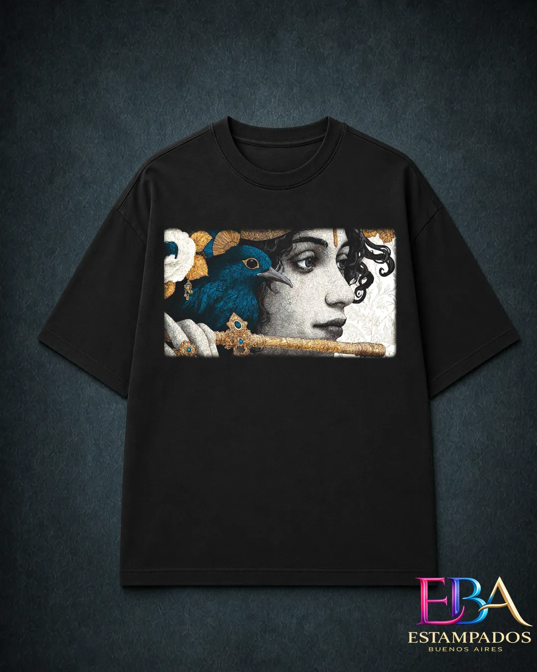 Remera negra con una mujer de perfil junto a un pájaro azul, una vara dorada ornamentada y flores en blanco y dorado