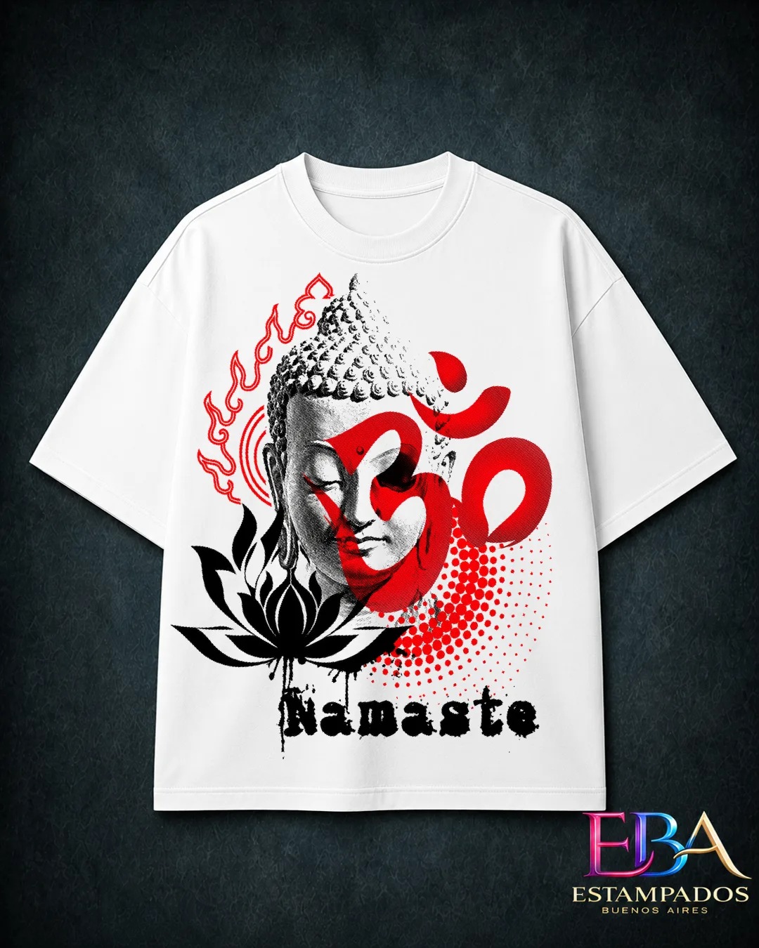 Remera blanca con el rostro de Buda en semitono, la sílaba Om en rojo, una flor de loto negra y la palabra Namaste