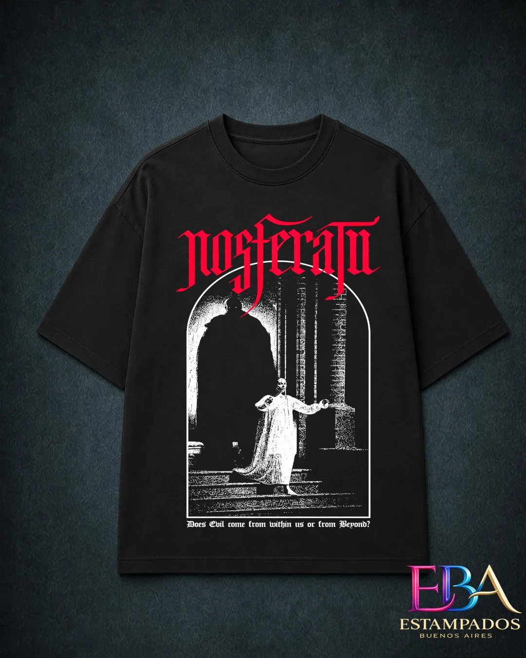 Remera negra con el título Nosferatu en rojo gótico, una silueta en un arco y la frase Does Evil come from within us or from beyond