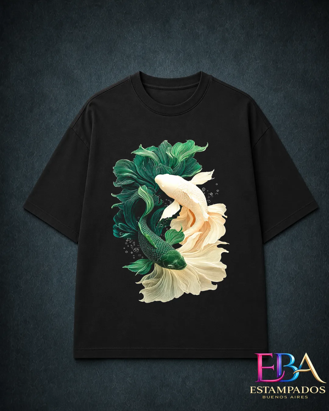 Remera negra con dos peces koi, uno verde y uno crema, nadando en círculo entre hojas verdes y burbujas