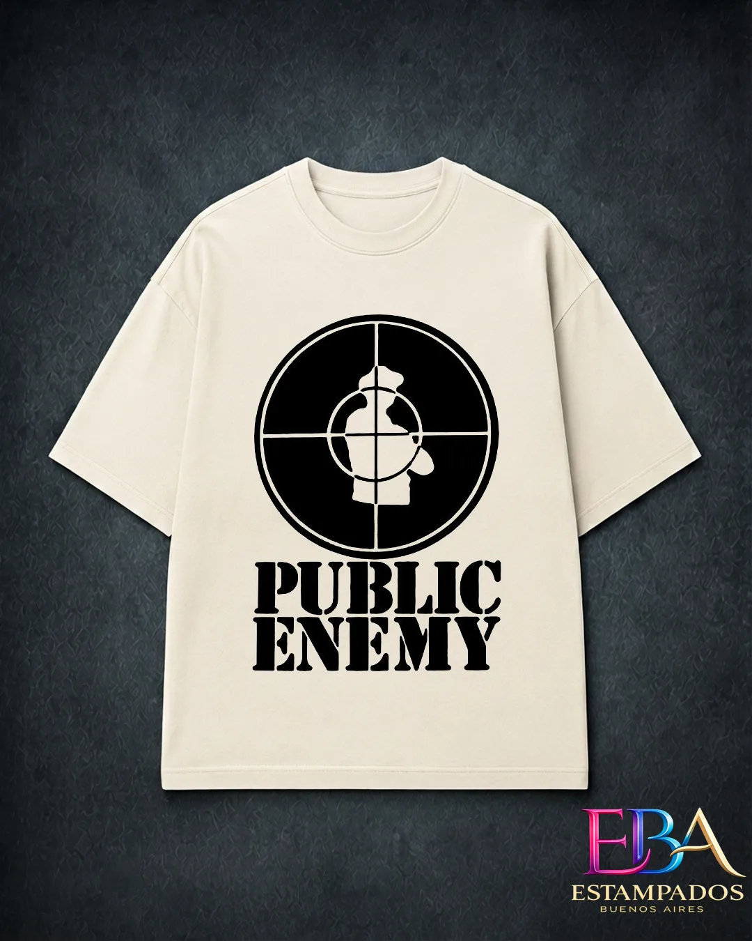 Remera crema con el logo de mira de Public Enemy en negro y el nombre de la banda en tipografía serif