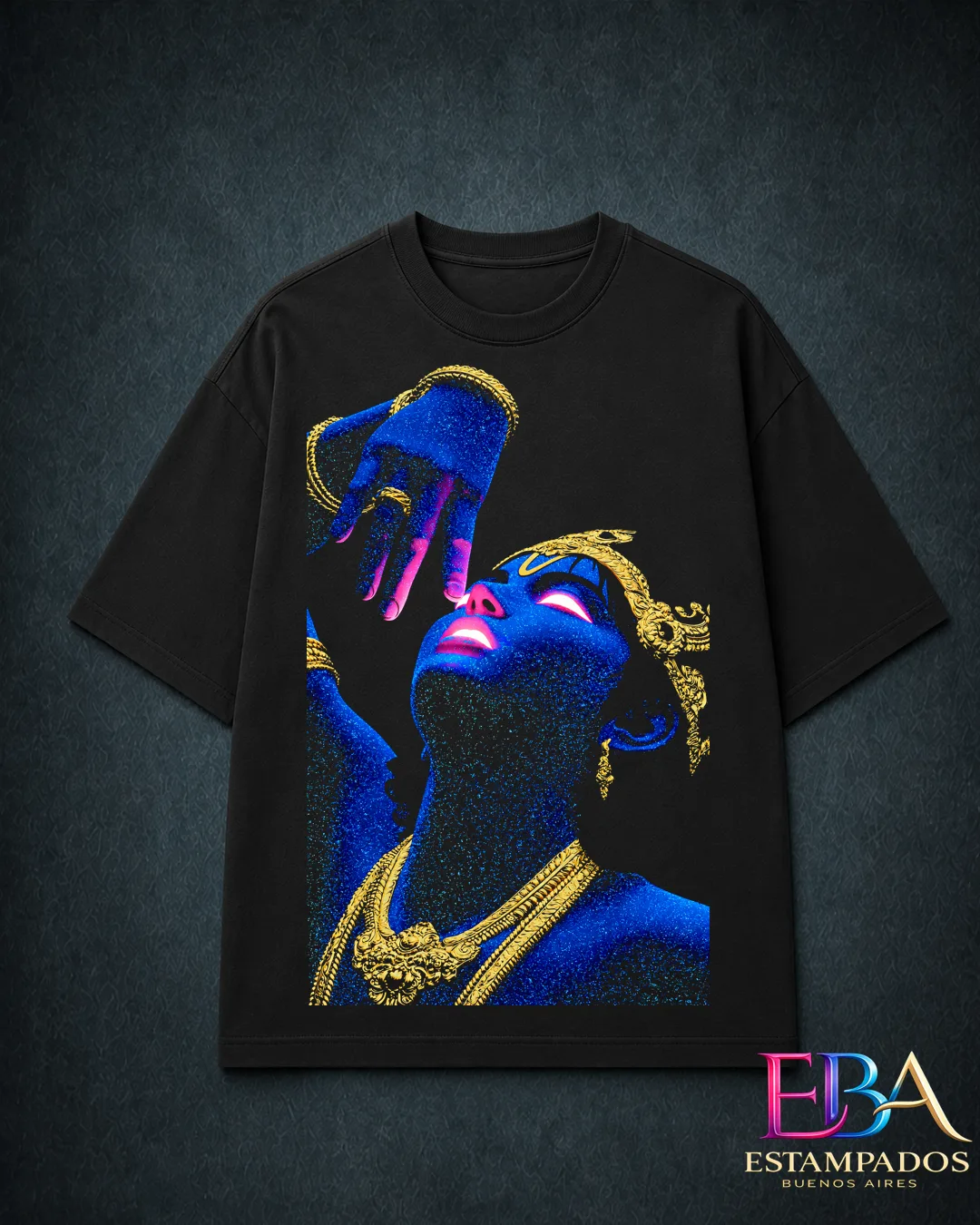 Remera negra con el rostro de una mujer de perfil mirando hacia arriba, en azul neón, labios rosas y joyas doradas