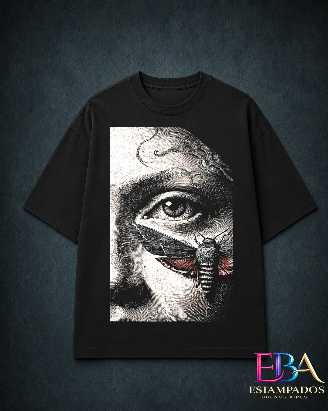 Remera negra con un retrato grabado en blanco y negro del rostro de una mujer y una polilla posada sobre su ojo