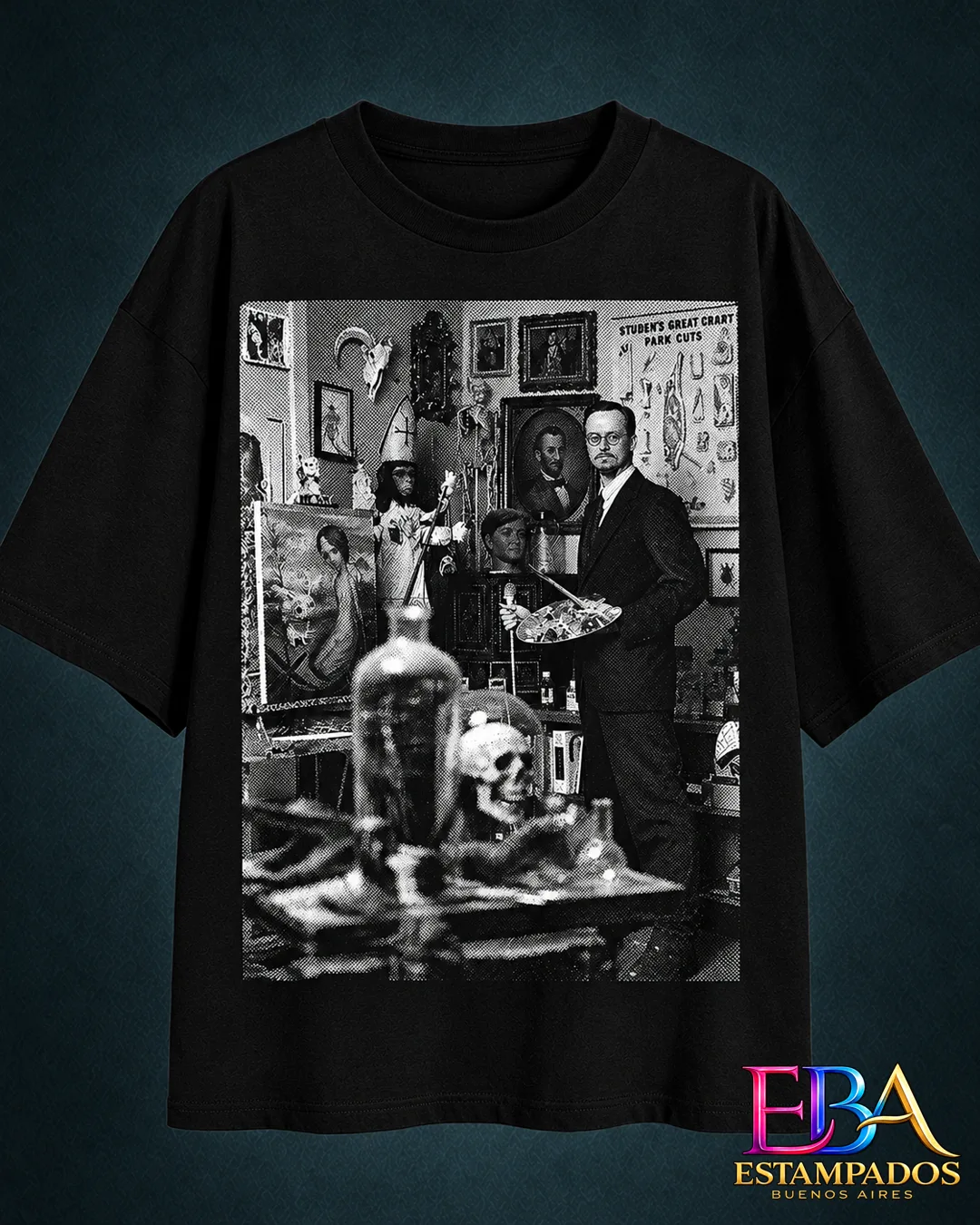 Remera negra con collage fotográfico en blanco y negro de un artista con paleta en su taller, entre cuadros, un cráneo y piezas anatómicas