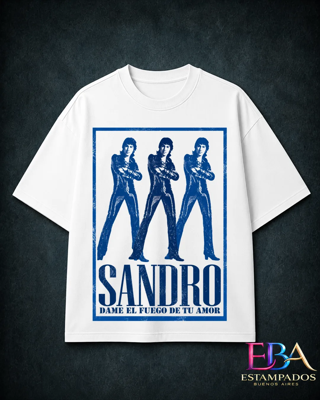 Remera blanca con tres siluetas azules de Sandro de traje y la inscripción Sandro - Dame el fuego de tu amor
