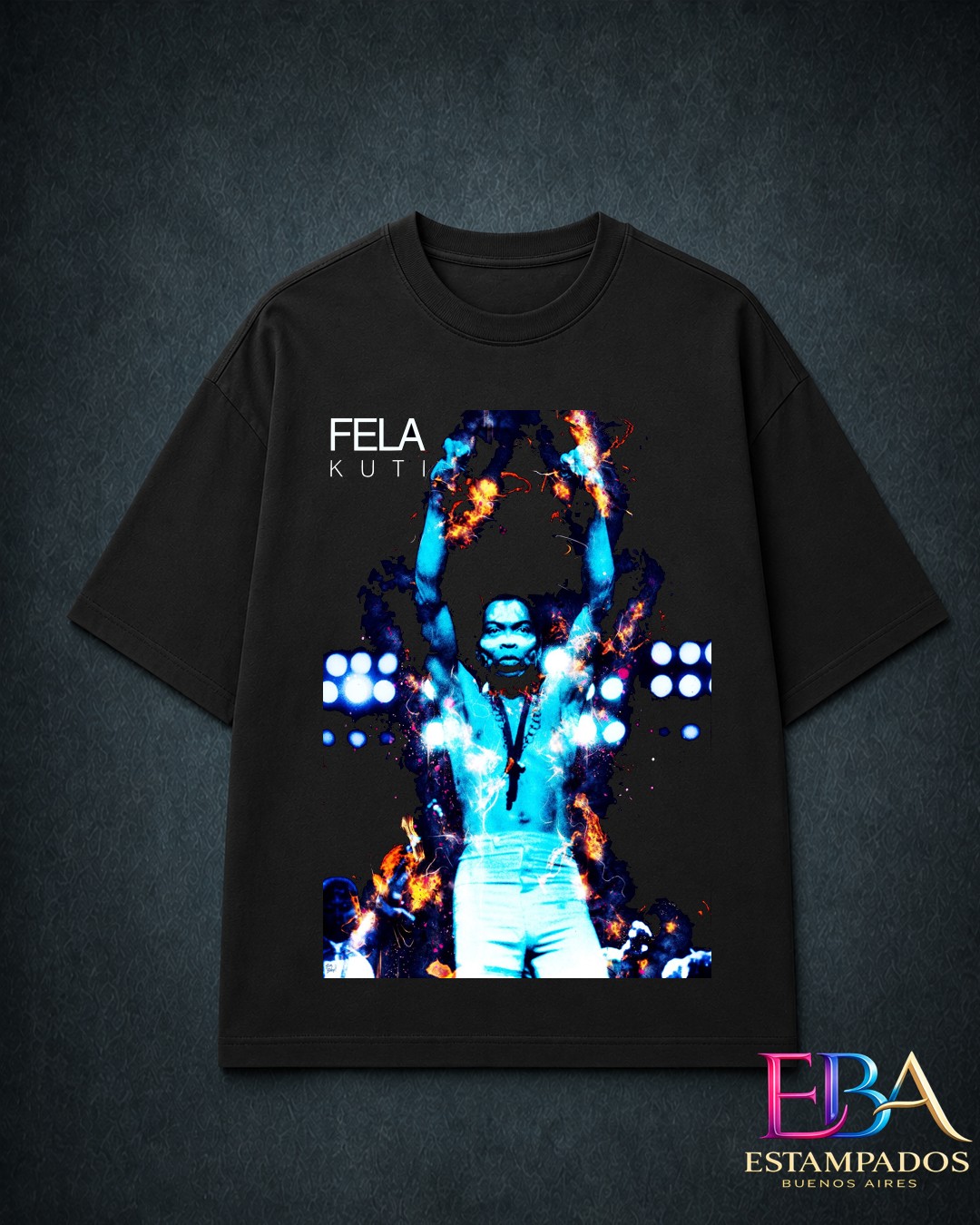 Remera negra con estampado de Fela Kuti en escena, en azules y naranjas