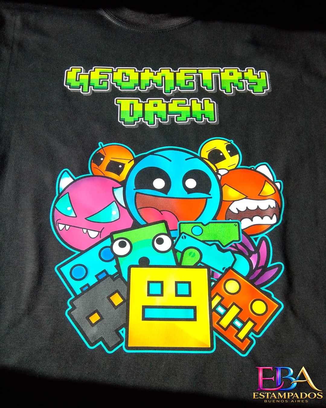 Remera negra con estampado colorido de personajes cuadrados de Geometry Dash