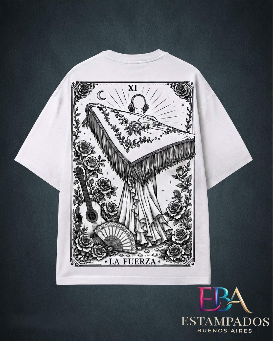 Remera blanca con estampa tipo tarot de La Fuerza, con rosas, abanico y guitarra