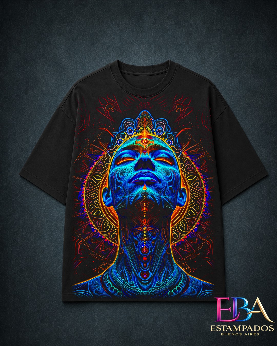 Remera negra con estampado psicodélico de un rostro en tonos azules, naranjas y rojos