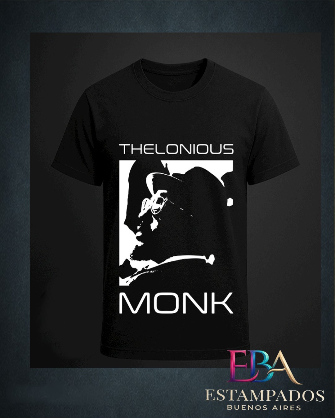 Remera negra con retrato en blanco de Thelonious Monk y la inscripción MONK