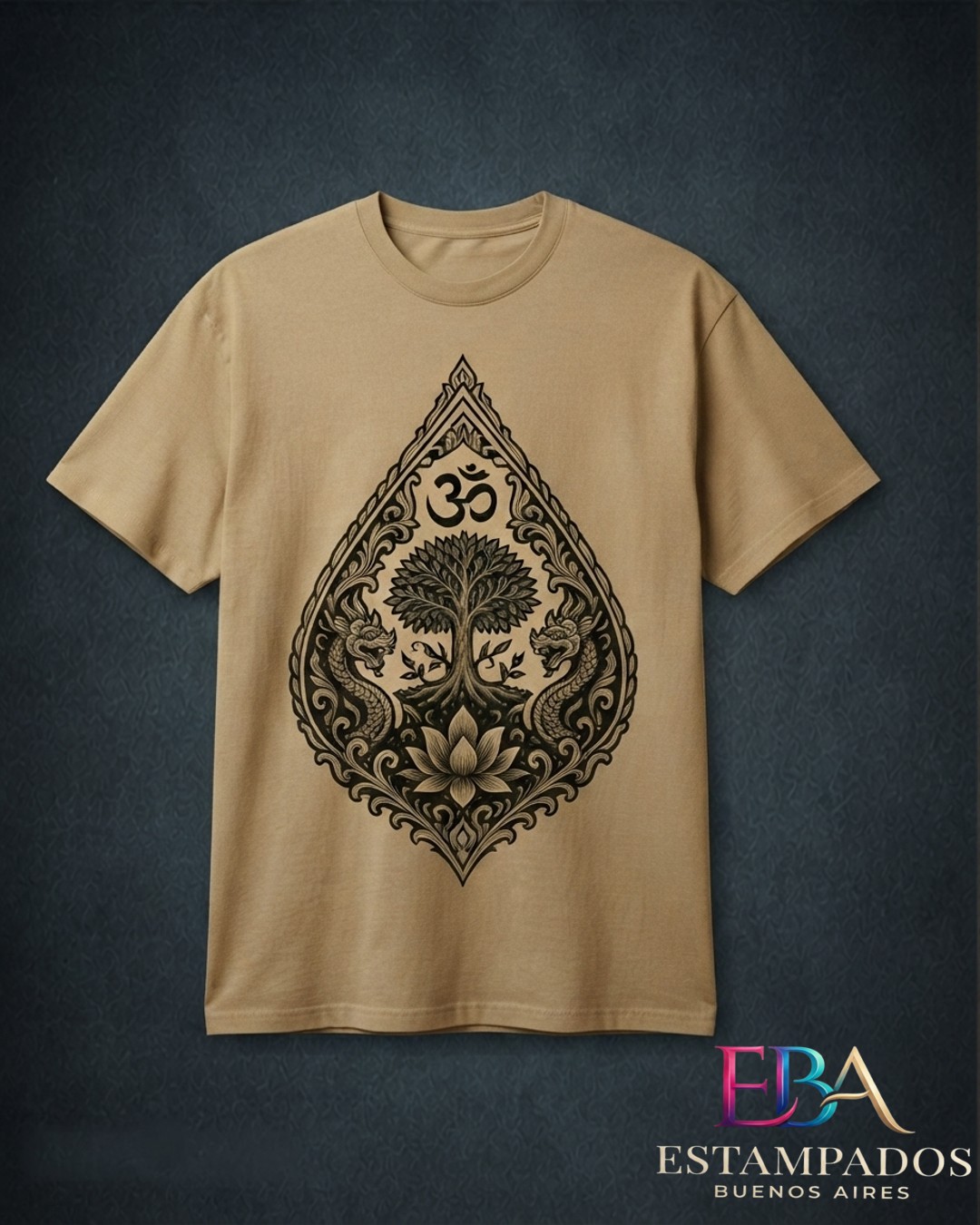 Remera beige con estampado negro de un árbol de la vida, el símbolo Om y una flor de loto