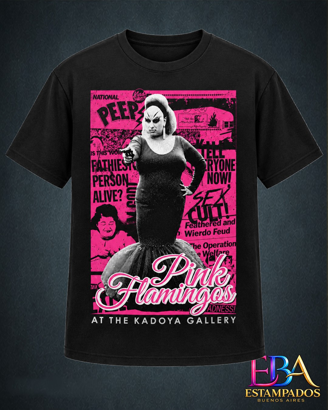 Remera negra con estampado rosa inspirado en el afiche de Pink Flamingos